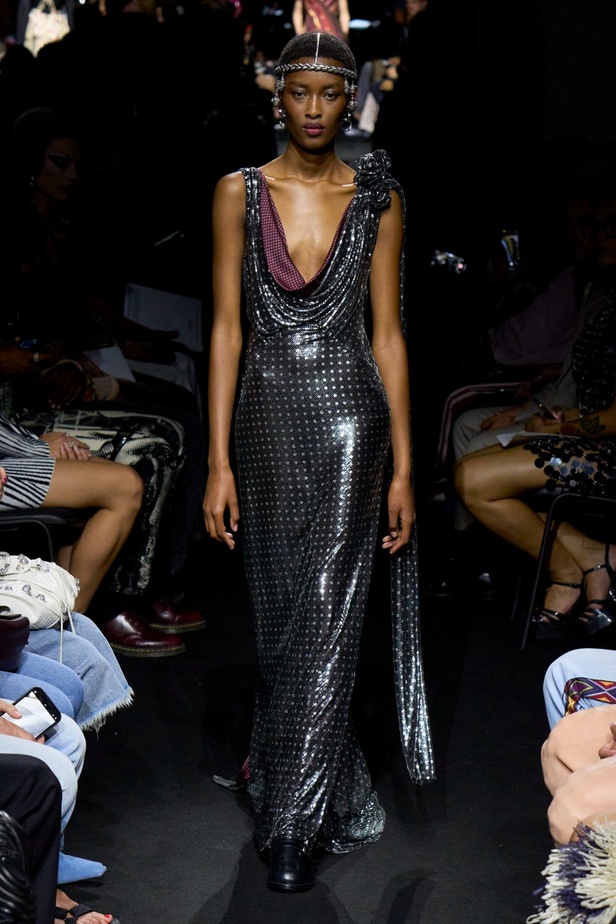 جوليان دوسينا يبرع في استحضار تراث Jean Paul Gaultier من خلال مجموعة كوتور خريف 2024