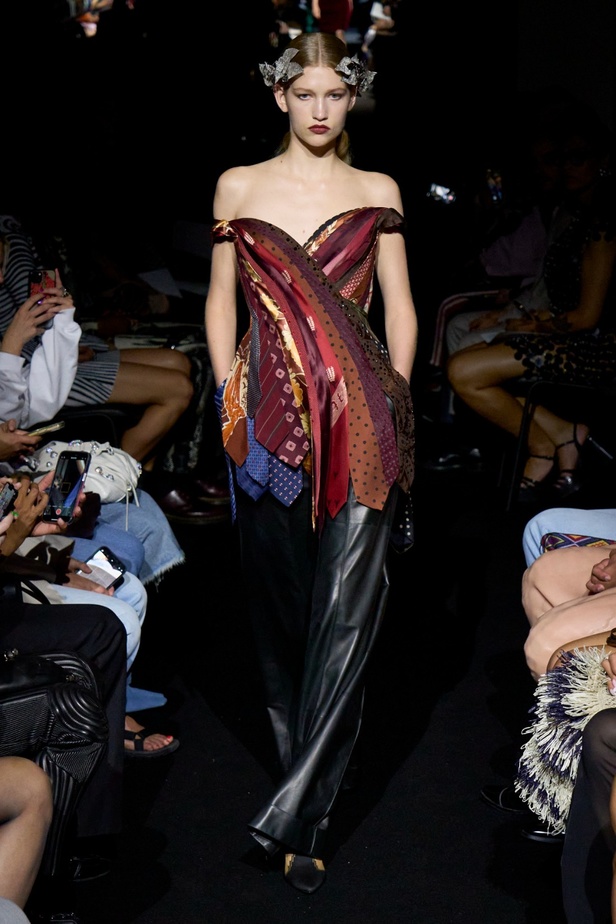 جوليان دوسينا يبرع في استحضار تراث Jean Paul Gaultier من خلال مجموعة كوتور خريف 2024