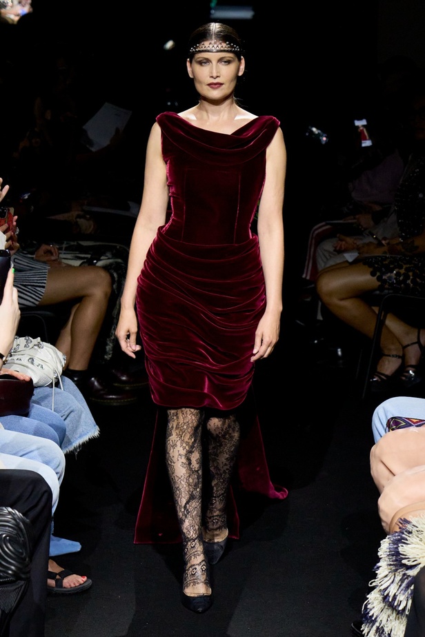 جوليان دوسينا يبرع في استحضار تراث Jean Paul Gaultier من خلال مجموعة كوتور خريف 2024