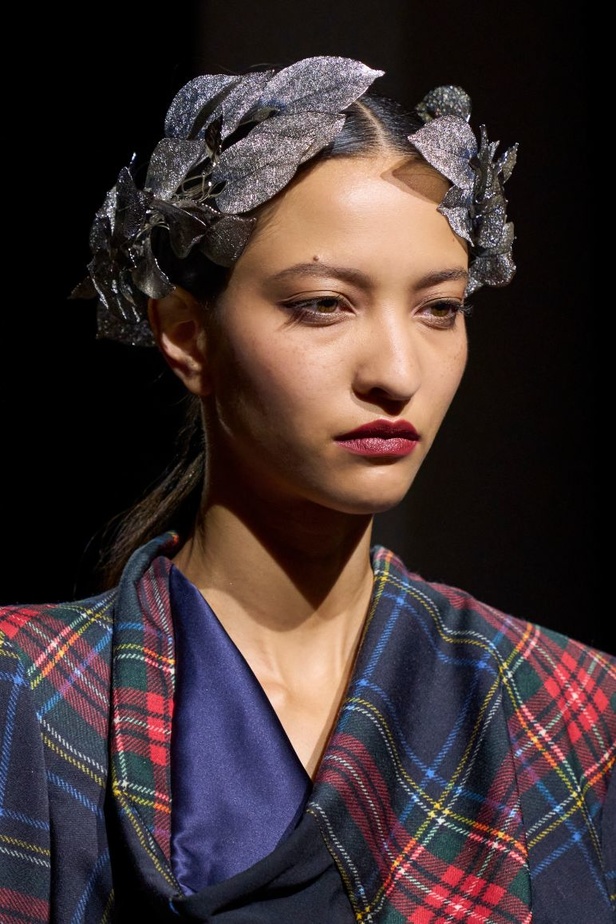 جوليان دوسينا يبرع في استحضار تراث Jean Paul Gaultier من خلال مجموعة كوتور خريف 2024