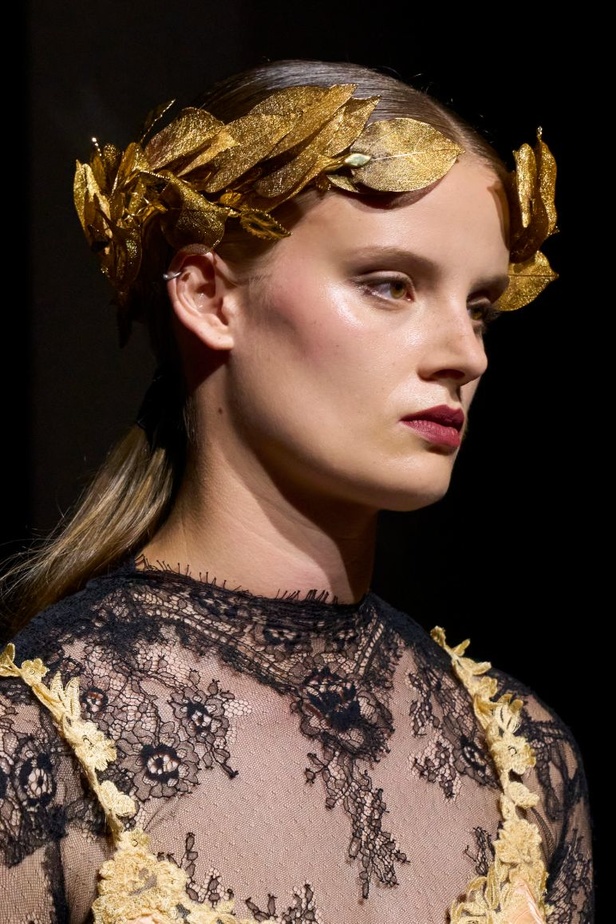 جوليان دوسينا يبرع في استحضار تراث Jean Paul Gaultier من خلال مجموعة كوتور خريف 2024