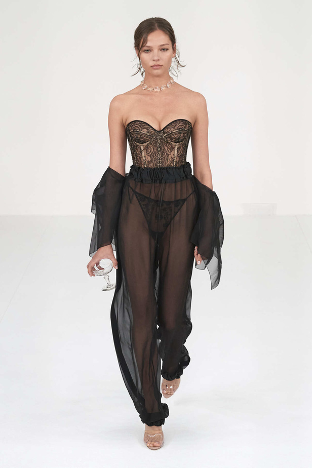 عرض أزياء Alexis Mabille لخريف وشتاء 2023- 2024.. عودة الزخرفات والساتان الى الواجهة