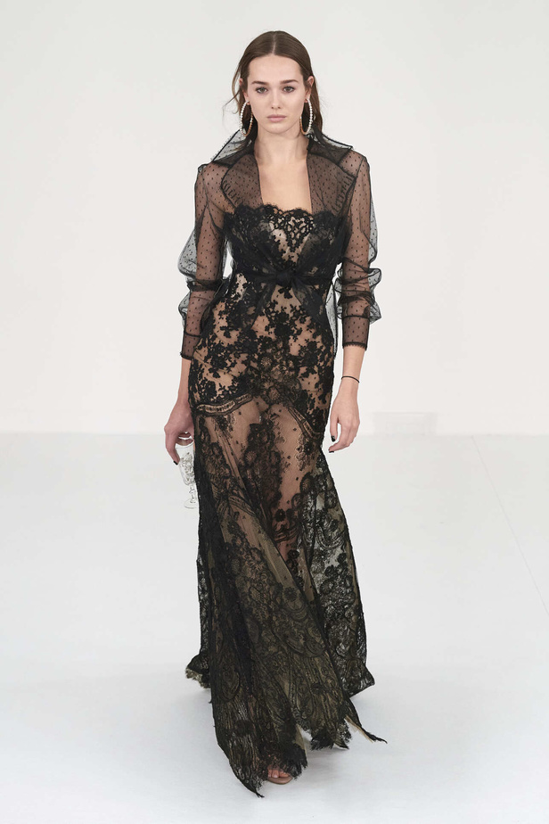 عرض أزياء Alexis Mabille لخريف وشتاء 2023- 2024.. عودة الزخرفات والساتان الى الواجهة