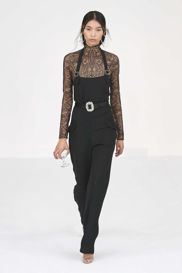 عرض أزياء Alexis Mabille لخريف وشتاء 2023- 2024.. عودة الزخرفات والساتان الى الواجهة