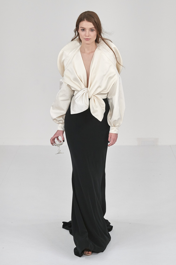 عرض أزياء Alexis Mabille لخريف وشتاء 2023- 2024.. عودة الزخرفات والساتان الى الواجهة