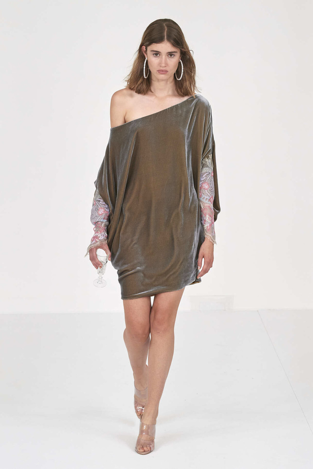 عرض أزياء Alexis Mabille لخريف وشتاء 2023- 2024.. عودة الزخرفات والساتان الى الواجهة