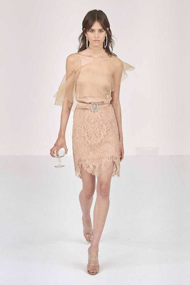 عرض أزياء Alexis Mabille لخريف وشتاء 2023- 2024.. عودة الزخرفات والساتان الى الواجهة