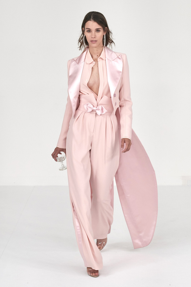 عرض أزياء Alexis Mabille لخريف وشتاء 2023- 2024.. عودة الزخرفات والساتان الى الواجهة