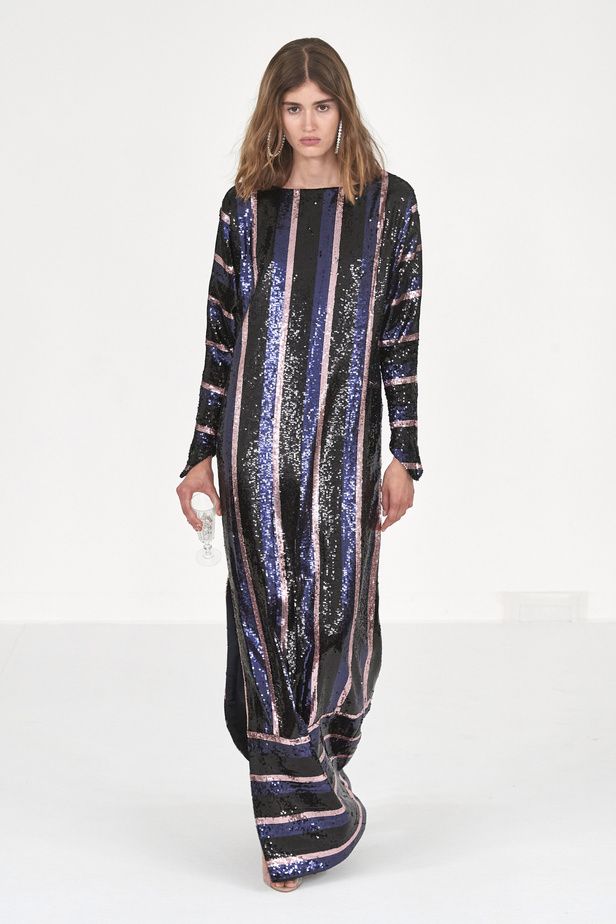 عرض أزياء Alexis Mabille لخريف وشتاء 2023- 2024.. عودة الزخرفات والساتان الى الواجهة