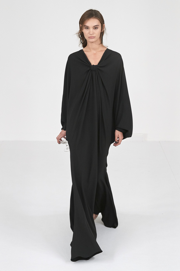 عرض أزياء Alexis Mabille لخريف وشتاء 2023- 2024.. عودة الزخرفات والساتان الى الواجهة