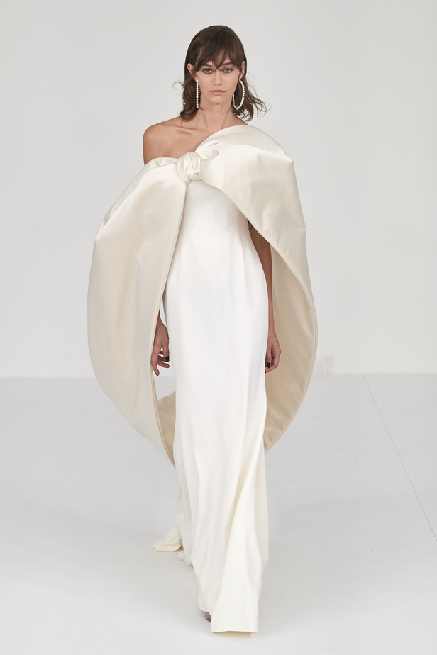 عرض أزياء Alexis Mabille لخريف وشتاء 2023- 2024.. عودة الزخرفات والساتان الى الواجهة