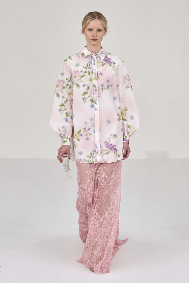 عرض أزياء Alexis Mabille لخريف وشتاء 2023- 2024.. عودة الزخرفات والساتان الى الواجهة