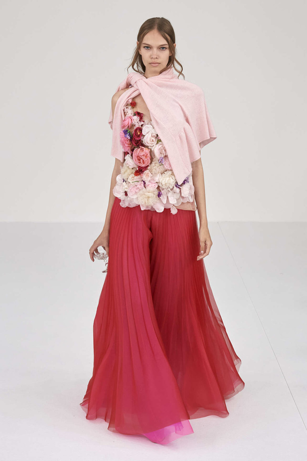 عرض أزياء Alexis Mabille لخريف وشتاء 2023- 2024.. عودة الزخرفات والساتان الى الواجهة