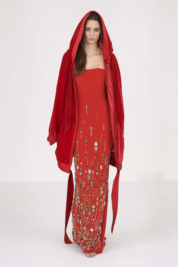 عرض أزياء Alexis Mabille لخريف وشتاء 2023- 2024.. عودة الزخرفات والساتان الى الواجهة