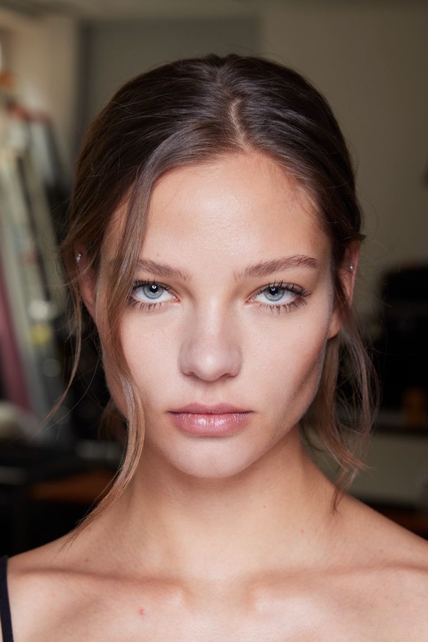 عرض أزياء Alexis Mabille لخريف وشتاء 2023- 2024.. عودة الزخرفات والساتان الى الواجهة