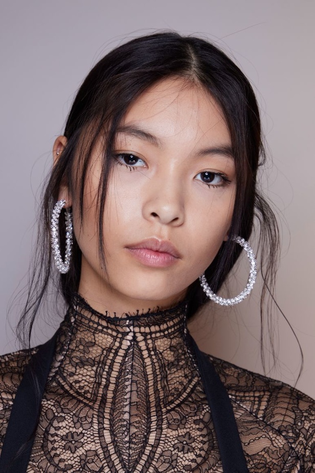 عرض أزياء Alexis Mabille لخريف وشتاء 2023- 2024.. عودة الزخرفات والساتان الى الواجهة