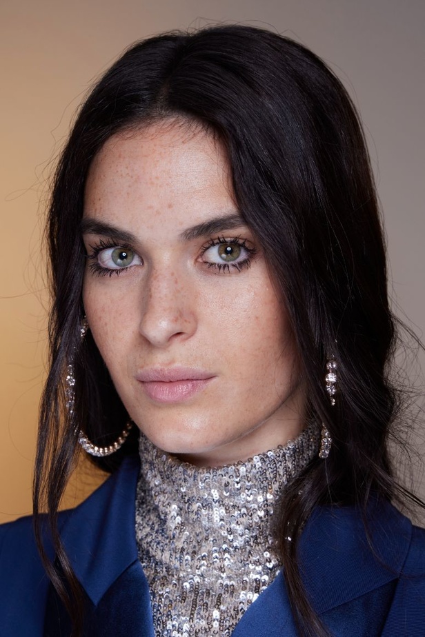 عرض أزياء Alexis Mabille لخريف وشتاء 2023- 2024.. عودة الزخرفات والساتان الى الواجهة