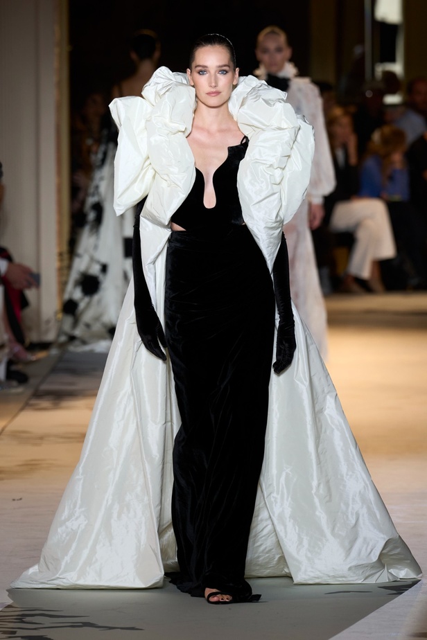 زهير مراد يكسر التقاليد ويحتضن أناقة اللون الأسود في مجموعة أزياء الهوت كوتور لخريف 2024