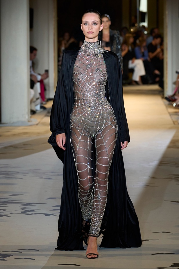 زهير مراد يكسر التقاليد ويحتضن أناقة اللون الأسود في مجموعة أزياء الهوت كوتور لخريف 2024