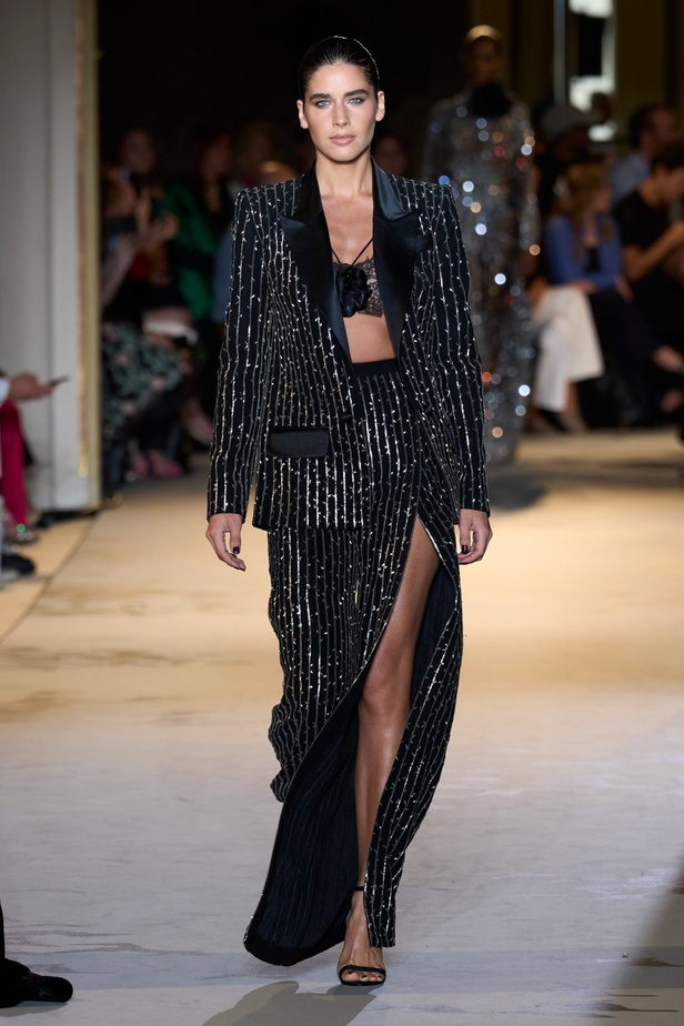 زهير مراد يكسر التقاليد ويحتضن أناقة اللون الأسود في مجموعة أزياء الهوت كوتور لخريف 2024