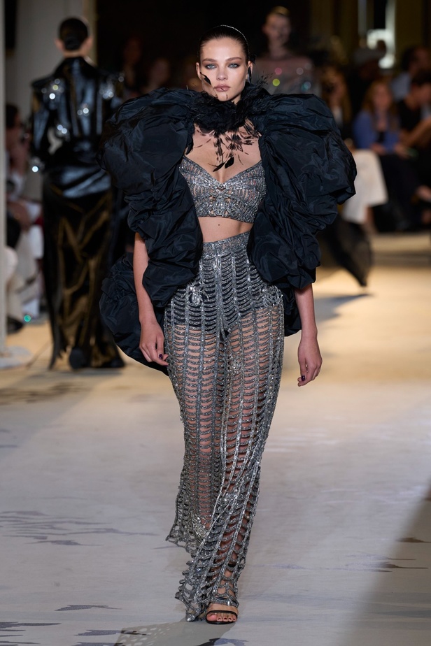 زهير مراد يكسر التقاليد ويحتضن أناقة اللون الأسود في مجموعة أزياء الهوت كوتور لخريف 2024