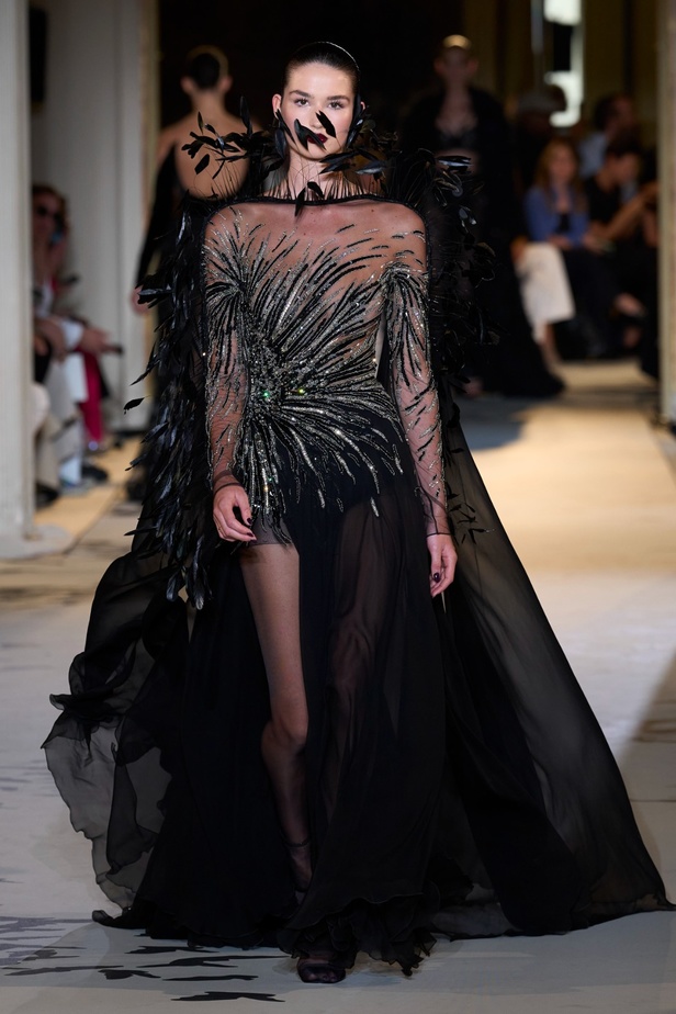 زهير مراد يكسر التقاليد ويحتضن أناقة اللون الأسود في مجموعة أزياء الهوت كوتور لخريف 2024