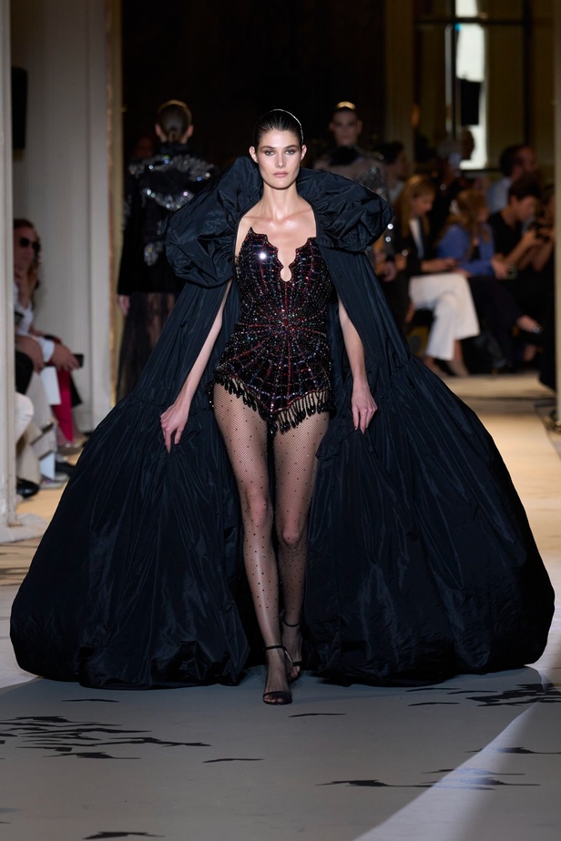 زهير مراد يكسر التقاليد ويحتضن أناقة اللون الأسود في مجموعة أزياء الهوت كوتور لخريف 2024