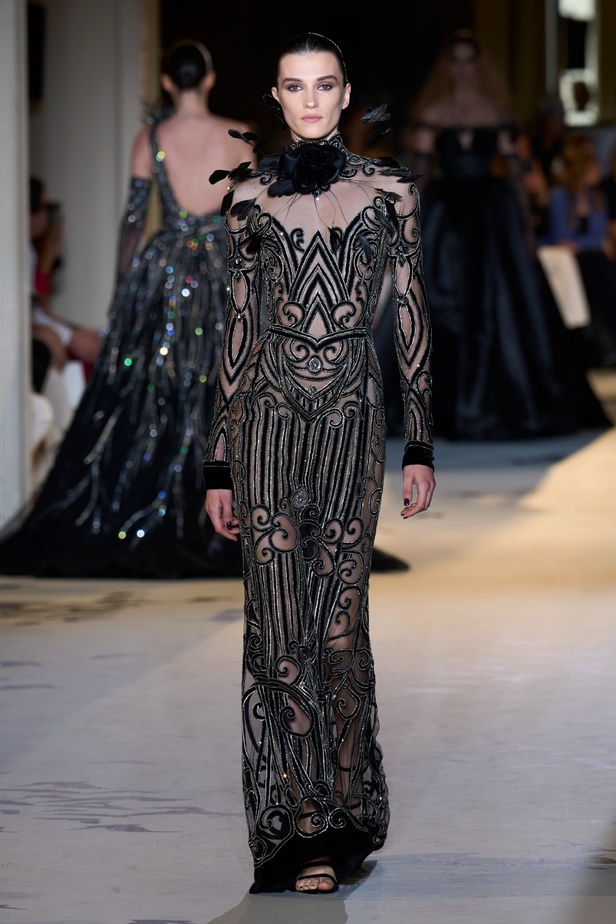 زهير مراد يكسر التقاليد ويحتضن أناقة اللون الأسود في مجموعة أزياء الهوت كوتور لخريف 2024