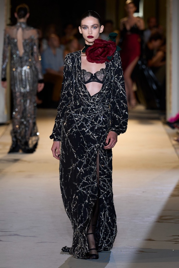 زهير مراد يكسر التقاليد ويحتضن أناقة اللون الأسود في مجموعة أزياء الهوت كوتور لخريف 2024