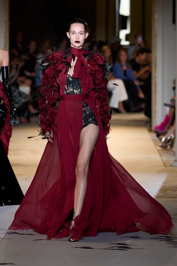 زهير مراد يكسر التقاليد ويحتضن أناقة اللون الأسود في مجموعة أزياء الهوت كوتور لخريف 2024