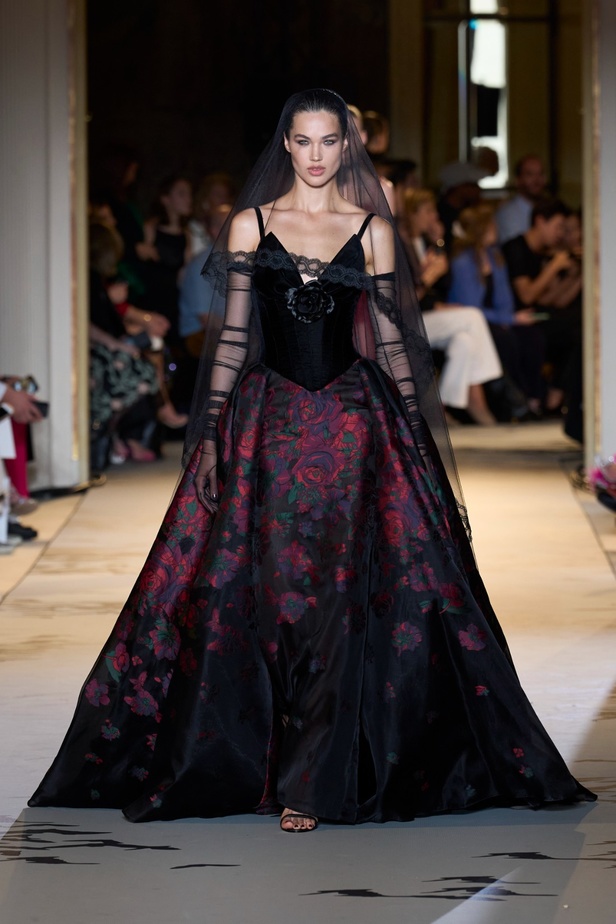 زهير مراد يكسر التقاليد ويحتضن أناقة اللون الأسود في مجموعة أزياء الهوت كوتور لخريف 2024