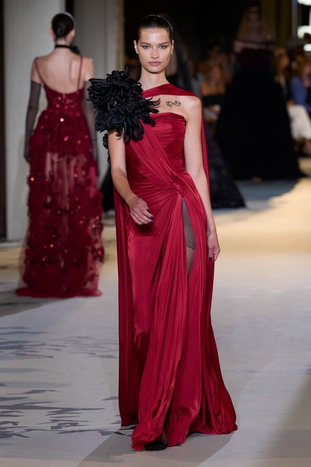 زهير مراد يكسر التقاليد ويحتضن أناقة اللون الأسود في مجموعة أزياء الهوت كوتور لخريف 2024