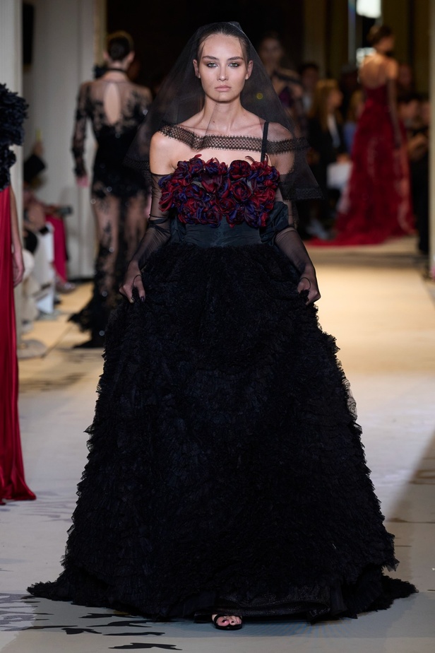 زهير مراد يكسر التقاليد ويحتضن أناقة اللون الأسود في مجموعة أزياء الهوت كوتور لخريف 2024