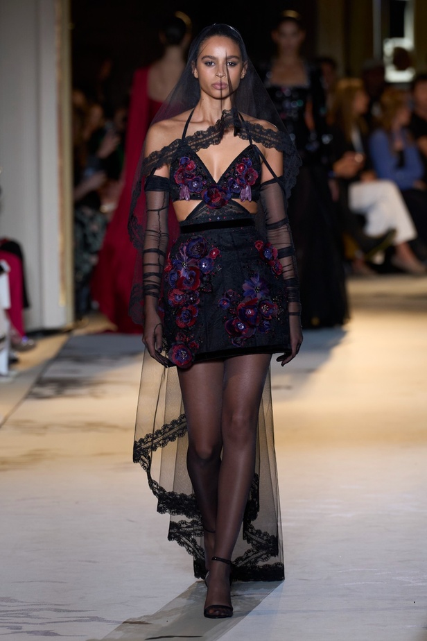 زهير مراد يكسر التقاليد ويحتضن أناقة اللون الأسود في مجموعة أزياء الهوت كوتور لخريف 2024