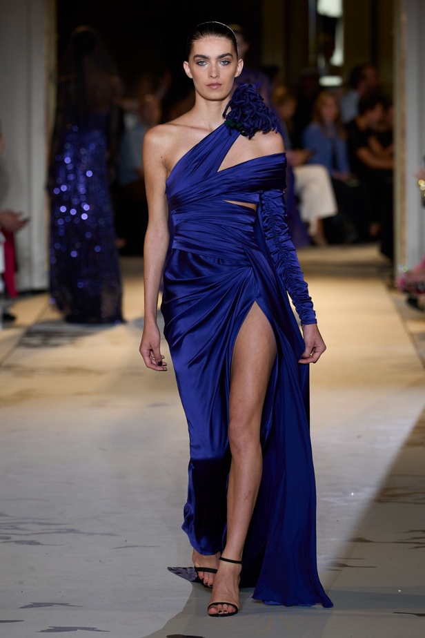 زهير مراد يكسر التقاليد ويحتضن أناقة اللون الأسود في مجموعة أزياء الهوت كوتور لخريف 2024