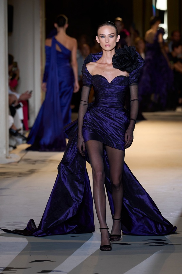 زهير مراد يكسر التقاليد ويحتضن أناقة اللون الأسود في مجموعة أزياء الهوت كوتور لخريف 2024