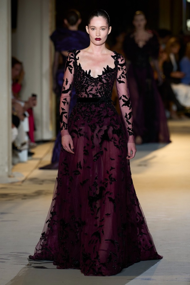 زهير مراد يكسر التقاليد ويحتضن أناقة اللون الأسود في مجموعة أزياء الهوت كوتور لخريف 2024