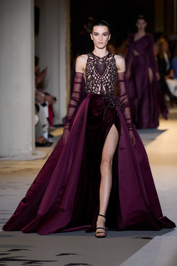 زهير مراد يكسر التقاليد ويحتضن أناقة اللون الأسود في مجموعة أزياء الهوت كوتور لخريف 2024