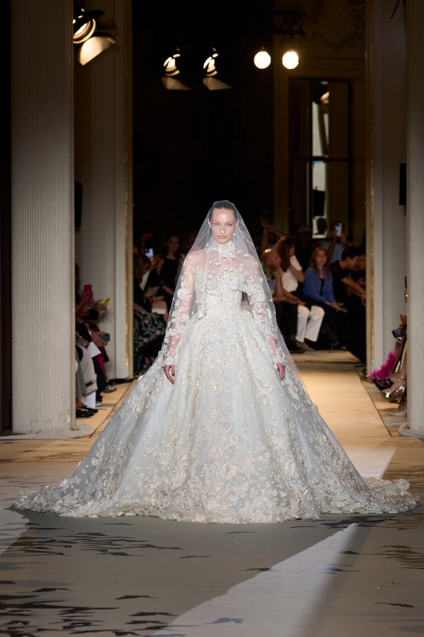 زهير مراد يكسر التقاليد ويحتضن أناقة اللون الأسود في مجموعة أزياء الهوت كوتور لخريف 2024