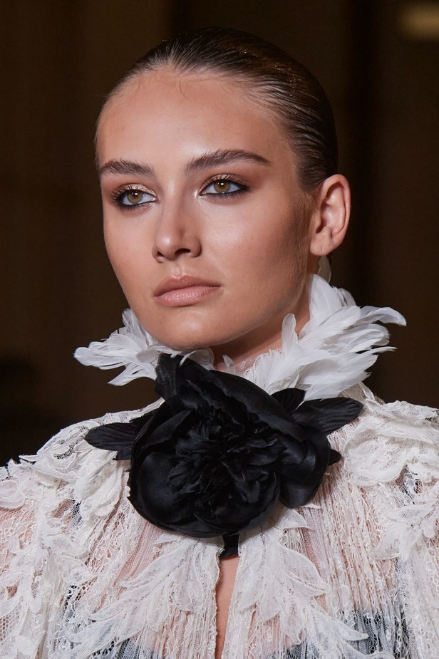 زهير مراد يكسر التقاليد ويحتضن أناقة اللون الأسود في مجموعة أزياء الهوت كوتور لخريف 2024