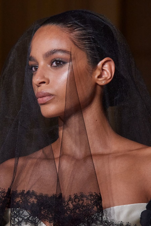 زهير مراد يكسر التقاليد ويحتضن أناقة اللون الأسود في مجموعة أزياء الهوت كوتور لخريف 2024