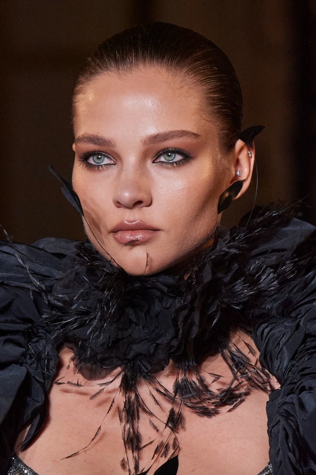 زهير مراد يكسر التقاليد ويحتضن أناقة اللون الأسود في مجموعة أزياء الهوت كوتور لخريف 2024