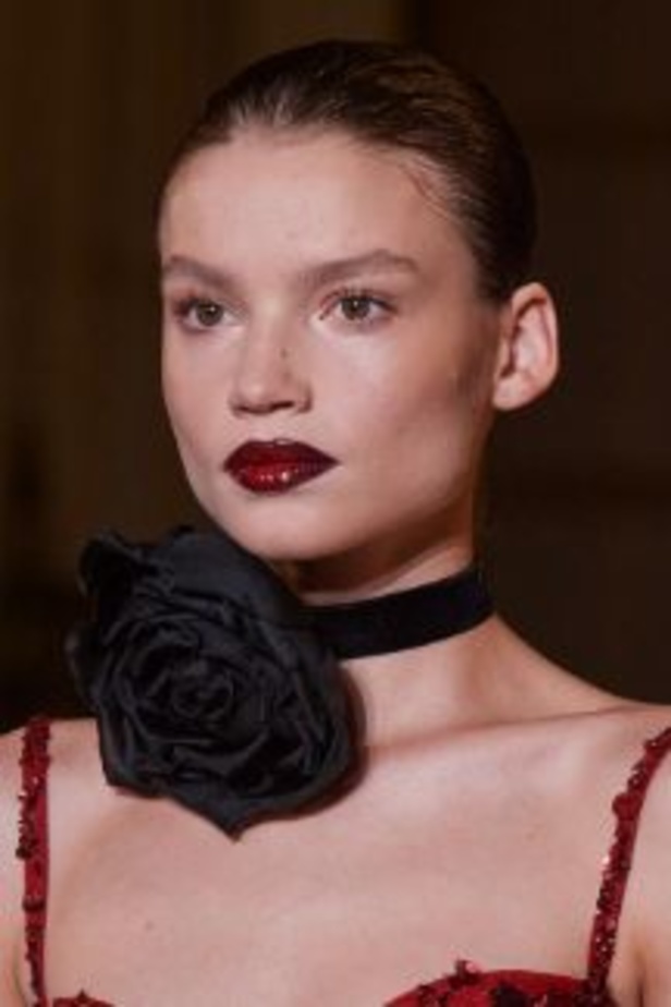 زهير مراد يكسر التقاليد ويحتضن أناقة اللون الأسود في مجموعة أزياء الهوت كوتور لخريف 2024