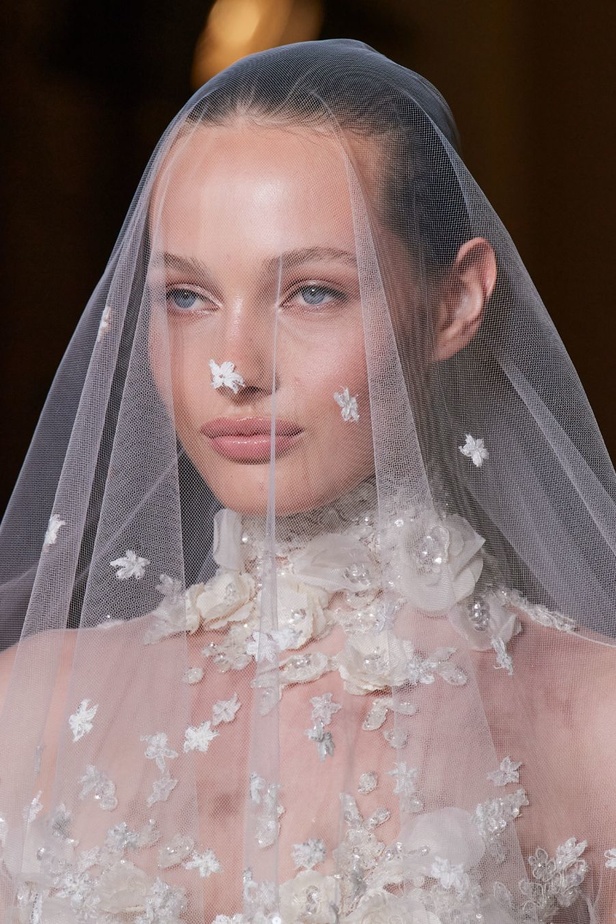 زهير مراد يكسر التقاليد ويحتضن أناقة اللون الأسود في مجموعة أزياء الهوت كوتور لخريف 2024