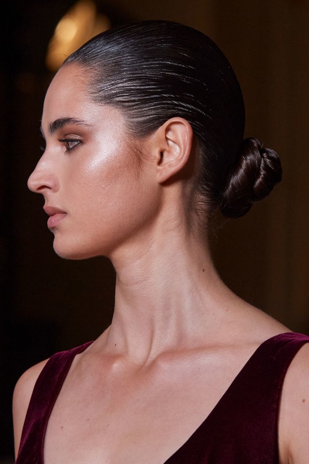 زهير مراد يكسر التقاليد ويحتضن أناقة اللون الأسود في مجموعة أزياء الهوت كوتور لخريف 2024