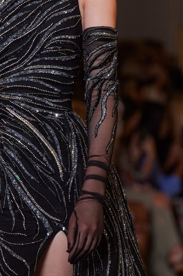 زهير مراد يكسر التقاليد ويحتضن أناقة اللون الأسود في مجموعة أزياء الهوت كوتور لخريف 2024