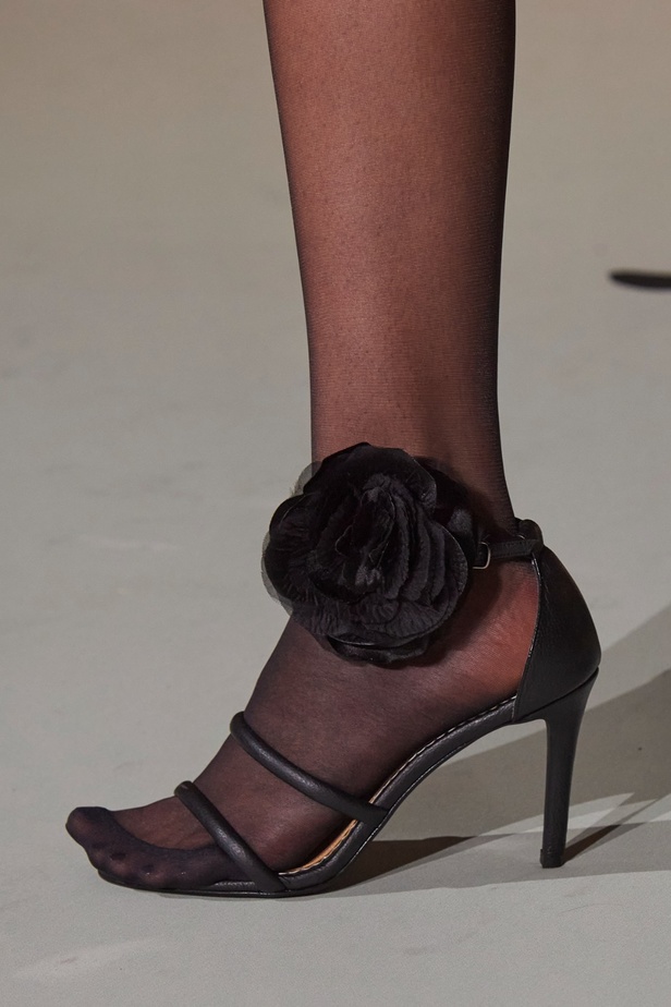 زهير مراد يكسر التقاليد ويحتضن أناقة اللون الأسود في مجموعة أزياء الهوت كوتور لخريف 2024