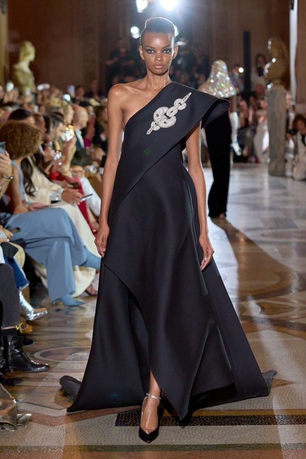 مجموعة Stéphane Rolland لخريف وشتاء 2024 تكرّم ماريا كالاس 