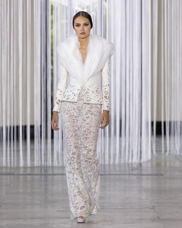 مجموعة طوني ورد للأزياء الراقية ترسم صورة فاخرة تخترق البشرة وتتسلل إلى الروح من خلال الفن والتكنولوجيا والاستدامة