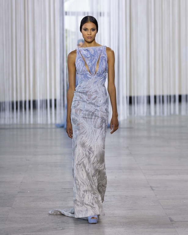 مجموعة طوني ورد للأزياء الراقية ترسم صورة فاخرة تخترق البشرة وتتسلل إلى الروح من خلال الفن والتكنولوجيا والاستدامة